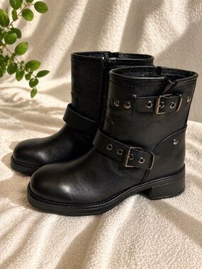 Steve Madden Black Leather Ankle Boots Chunky Heel Minimalist Closet Staple 8.5